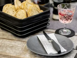 Couteau à steak noir en acier inoxydable Otis vendu par 4 pièces