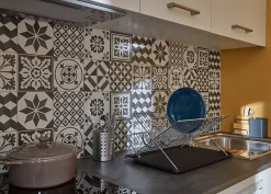 Crédence de cuisine GoodHome carreaux de ciment gris l. 180 cm x H. 60 cm x Ep. 3 mm