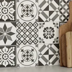 Crédence de cuisine GoodHome carreaux de ciment gris l. 180 cm x H. 60 cm x Ep. 3 mm