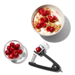 Dénoyauteur Good Grips à cerises et à olives noir