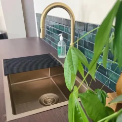 Egouttoir vaisselle pliable 43x31 en inox et silicone noir Essebagno