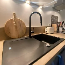 Evier réversible 1 cuve 1 égouttoir en résine noir Essebagno Lisse