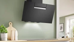 Hotte inclinée connectée en verre noir Bosch DWK87FN60, 80 cm