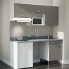 Kitchenette K55 - 180 cm - façades Gris - Plan monobloc en quartz coloris Cromo évier à droite - Electroménager Blanc