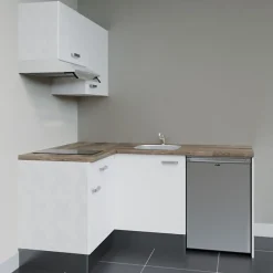 Kitchenette KA02 façades Blanc - Plan de travail Bois - Crédences : Non - Evier inox - Electroménager Inox inclus