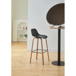 Lot de 2 tabourets de bar noirs style scandinave avec pieds effet bois en métal Hauteur 66cm