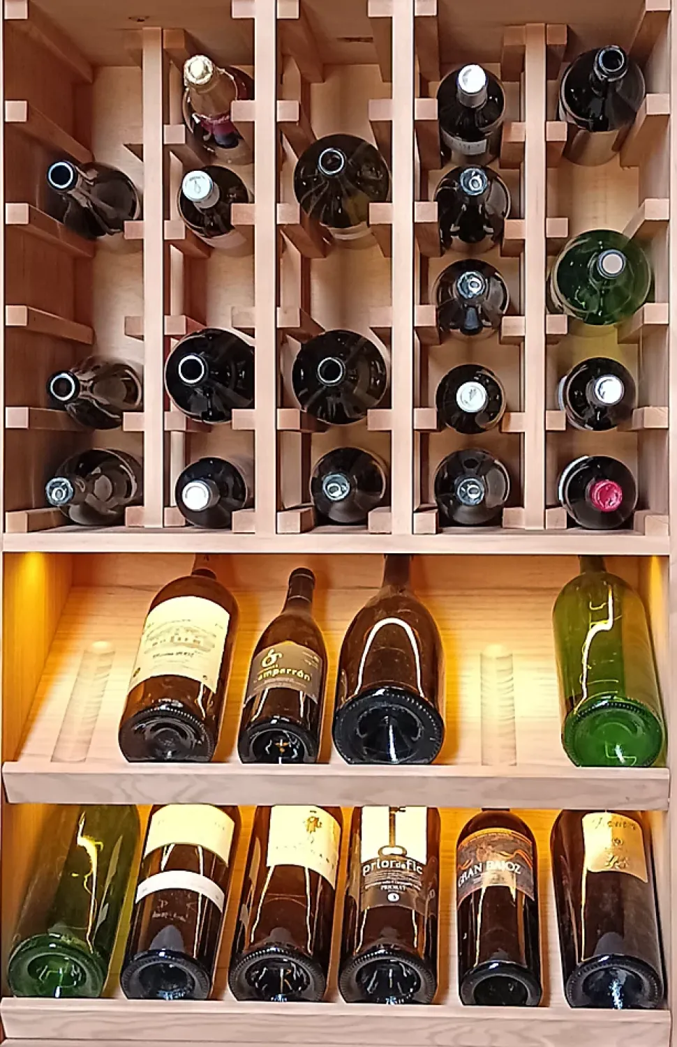 Meuble Range Bouteille de vin Série Godello en Pin Clair 42 magnums avec tablettes et LED
