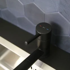 Mitigeur de cuisine avec douchette noir Essebagno Tubic