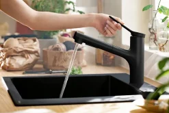 Mitigeur de cuisine avec douchette noir mat Hansgrohe Zesis M33 H. 219mm