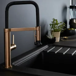 Mitigeur de cuisine avec douchette noir et laiton GoodHome Kamut