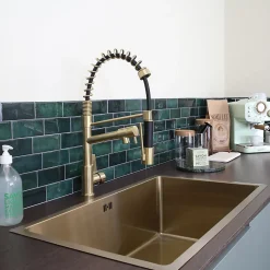 Mitigeur de cuisine doré avec douchette Essebagno Big Hotto