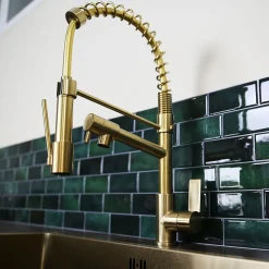 Mitigeur de cuisine doré avec douchette Essebagno Hotto