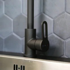 Mitigeur de cuisine noir Essebagno Baltic