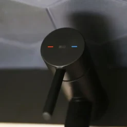 Mitigeur de cuisine noir Essebagno Tubic