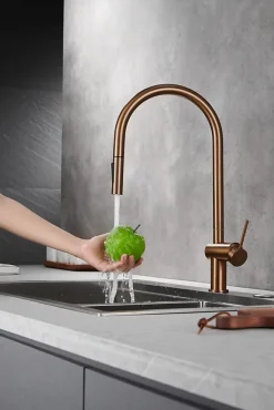 Mitigeur evier monocommande en laiton et acier finition or rose brosse avec douchette