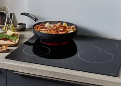 Plaque de cuisson vitrocéramique 4 foyers Cooke & Lewis coloris noir l.59 x P.52 x H.5,2 cm