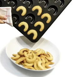 Plaque pour 30 croissants à la vanille 31 x 32 cm Zenker Special Creative