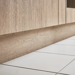 Plinthe de cuisine Goodhome Chia chêne clair H. 15 cm x l. 2.4 m x Ep. 16 mm