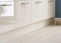 Plinthe de cuisine Goodhome Stevia et Garcinia Crème H. 15 cm x l. 2.4 m x Ep. 16 mm