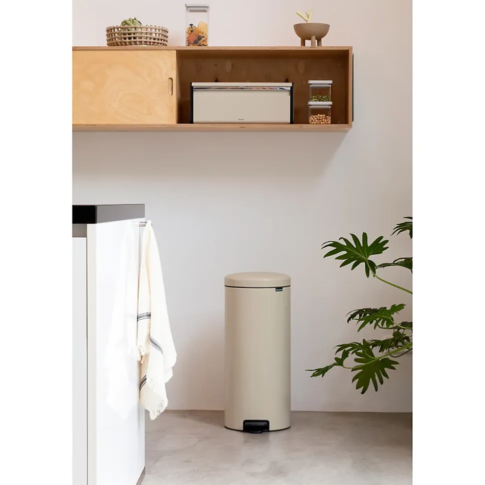 Poubelle à pédale coloris beige Brabantia NewIcon 30 L