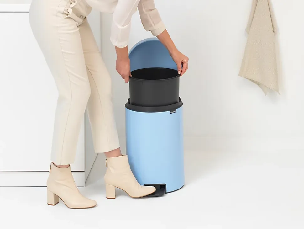 Poubelle à pédale coloris bleu Brabantia NewIcon 20 L