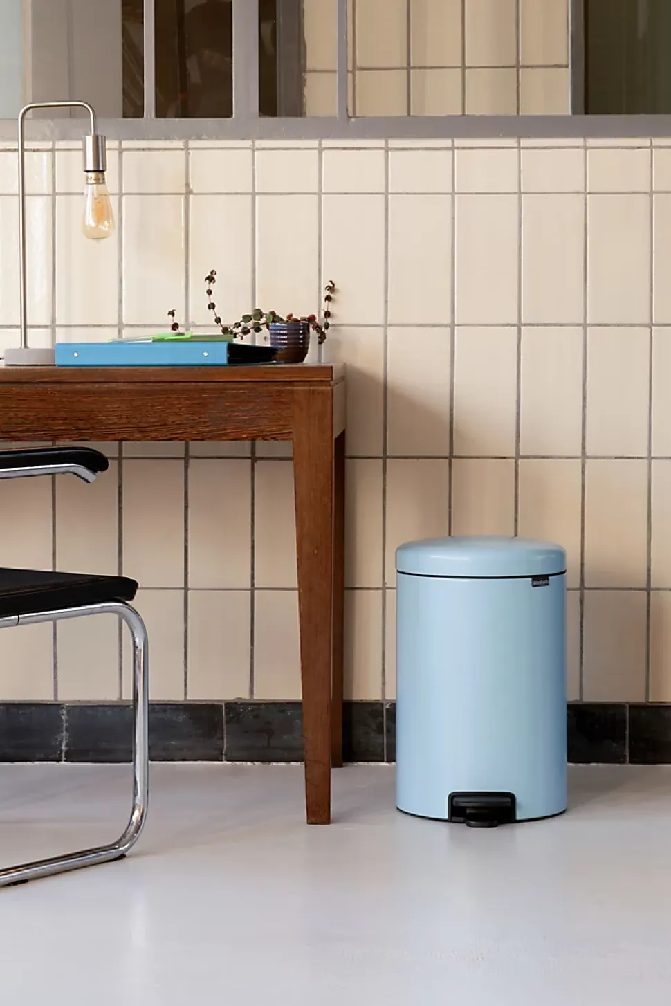 Poubelle à pédale coloris bleu Brabantia NewIcon 20 L