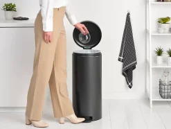 Poubelle à pédale coloris gris Brabantia NewIcon 30 L