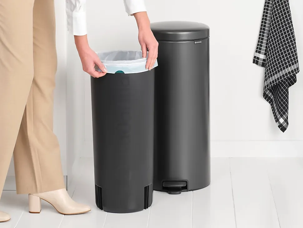 Poubelle à pédale coloris gris Brabantia NewIcon 30 L