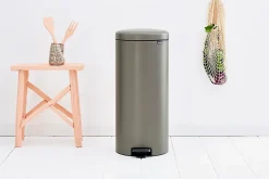 Poubelle à pédale coloris platinium Brabantia NewIcon 30 L