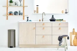 Poubelle à pédale coloris platinium Brabantia NewIcon 30 L
