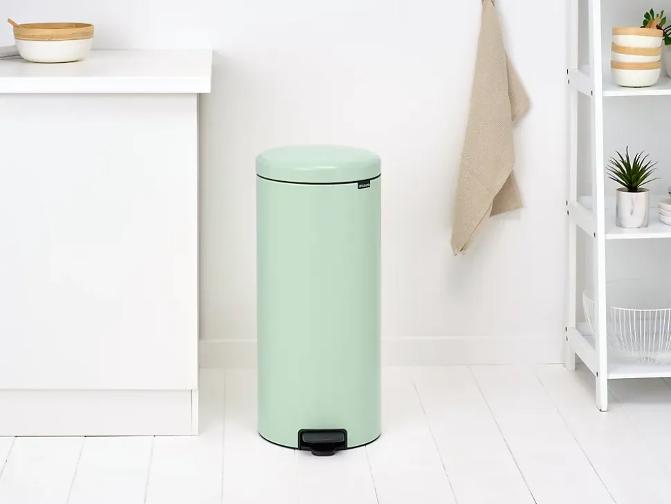 Poubelle à pédale coloris vert jade Brabantia NewIcon 30 L