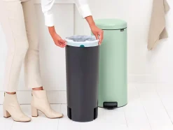 Poubelle à pédale coloris vert jade Brabantia NewIcon 30 L