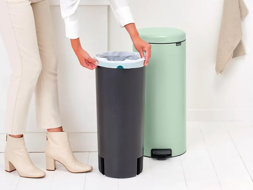 Poubelle à pédale coloris vert jade Brabantia NewIcon 30 L