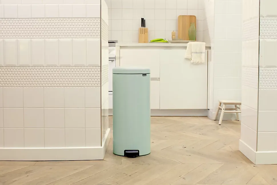 Poubelle à pédale coloris vert jade Brabantia NewIcon 30 L