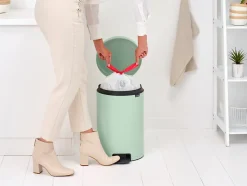 Poubelle à pédale coloris vert Brabantia NewIcon 20 L