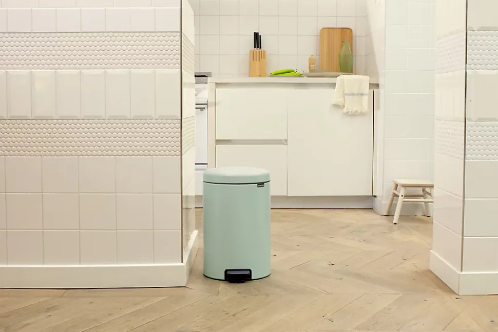 Poubelle à pédale coloris vert Brabantia NewIcon 20 L