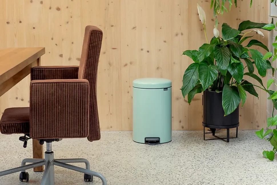 Poubelle à pédale coloris vert Brabantia NewIcon 20 L