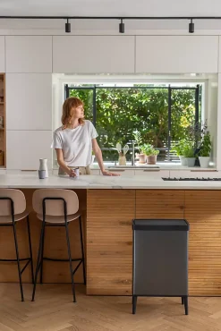 Poubelle de cuisine à couvercle basculant push bleu 54 L Keter Verto