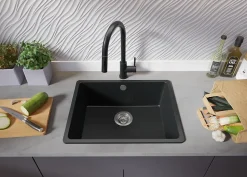 PRIMAGRAN Evier Cuisine en Granit Graphite 56x44cm, Lavabo 1 bac + Kit de Vidage + Accessoires, Évier à Encastrer au meuble 60cm
