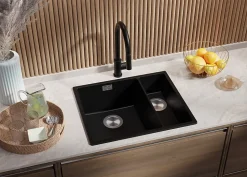 PRIMAGRAN Evier Cuisine en Granit Tout Noir 56x47cm, Lavabo 1,5 bacs + Accessoires, Évier à Encastrer au meuble 60cm