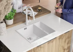 PRIMAGRAN Evier Cuisine en Granit Blanc 56x47cm, Lavabo 1,5 bacs + Kit de Vidage + Accessoires, Évier à Encastrer au meuble 60cm