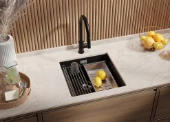 PRIMAGRAN Evier Sous Plan Noir Métallisé 46x47cm, Evier en Granit 1 bac + Kit de Vidage + Accessoires, Évier au meuble 50cm