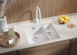 PRIMAGRAN Evier Sous Plan Tout Blanc 56x47cm, Evier en Granit 1,5 bacs + Kit de Vidage, Évier au meuble 60cm - London Duo