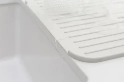 Tapis égouttoir à vaisselle en silicone Brabantia SinkSide gris clair