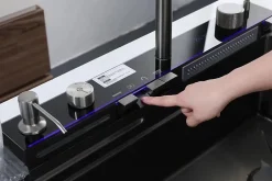 Évier de cuisine intégré en acier inoxydable SS 304 Kleenmac avec robinet à affichage numérique Smart Rainfall 75 46 22 cm