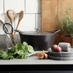 Volcan - Cocotte ronde 20cm fonte de fer émaillée noire avec couvercle